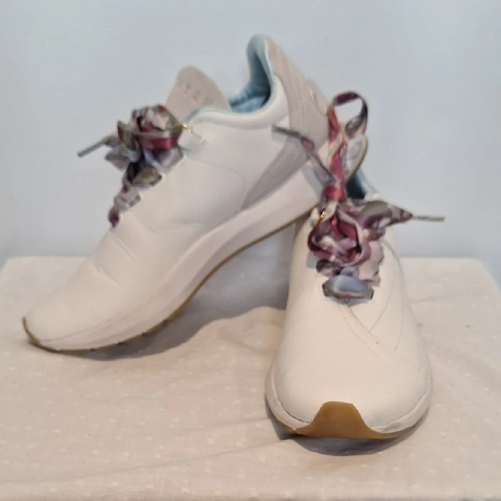 SAYSH White Tennis Shoe Size 7.5